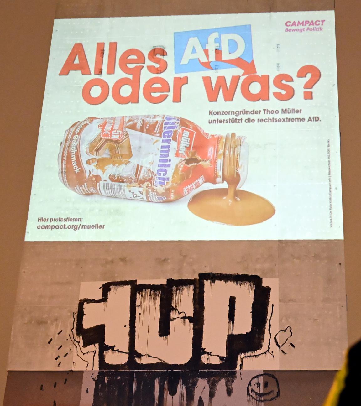 Großprojektion von Campact am Alexanderplatz - Werbelogo