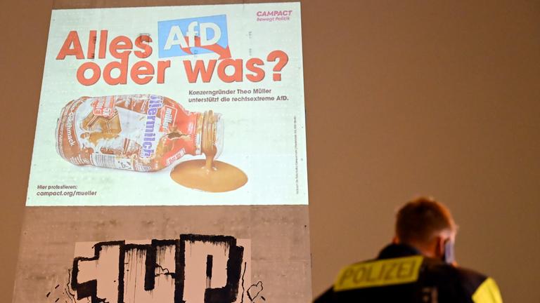 Großprojektion von Campact am Alexanderplatz - Werbelogo