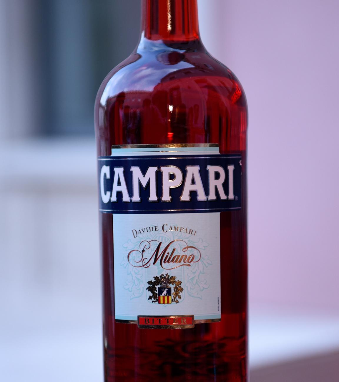 Flaschen des bitteren alkoholischen Likörs Campari, der als Aperitif gilt und aus der Infusion von Kräutern und Früchten in Alkohol und Wasser hergestellt wird.