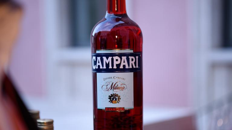 Flaschen des bitteren alkoholischen Likörs Campari, der als Aperitif gilt und aus der Infusion von Kräutern und Früchten in Alkohol und Wasser hergestellt wird.