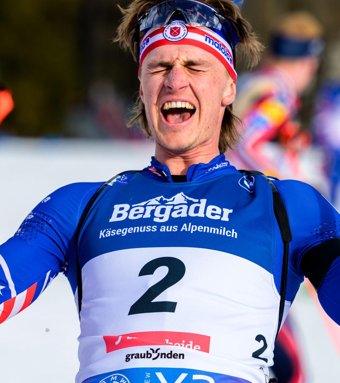 Campbell Wright feiert bei der Biathlon-WM in Lenzerheide im Ziel des Verfolgungsrennens den Gewinn der Silbermedaille