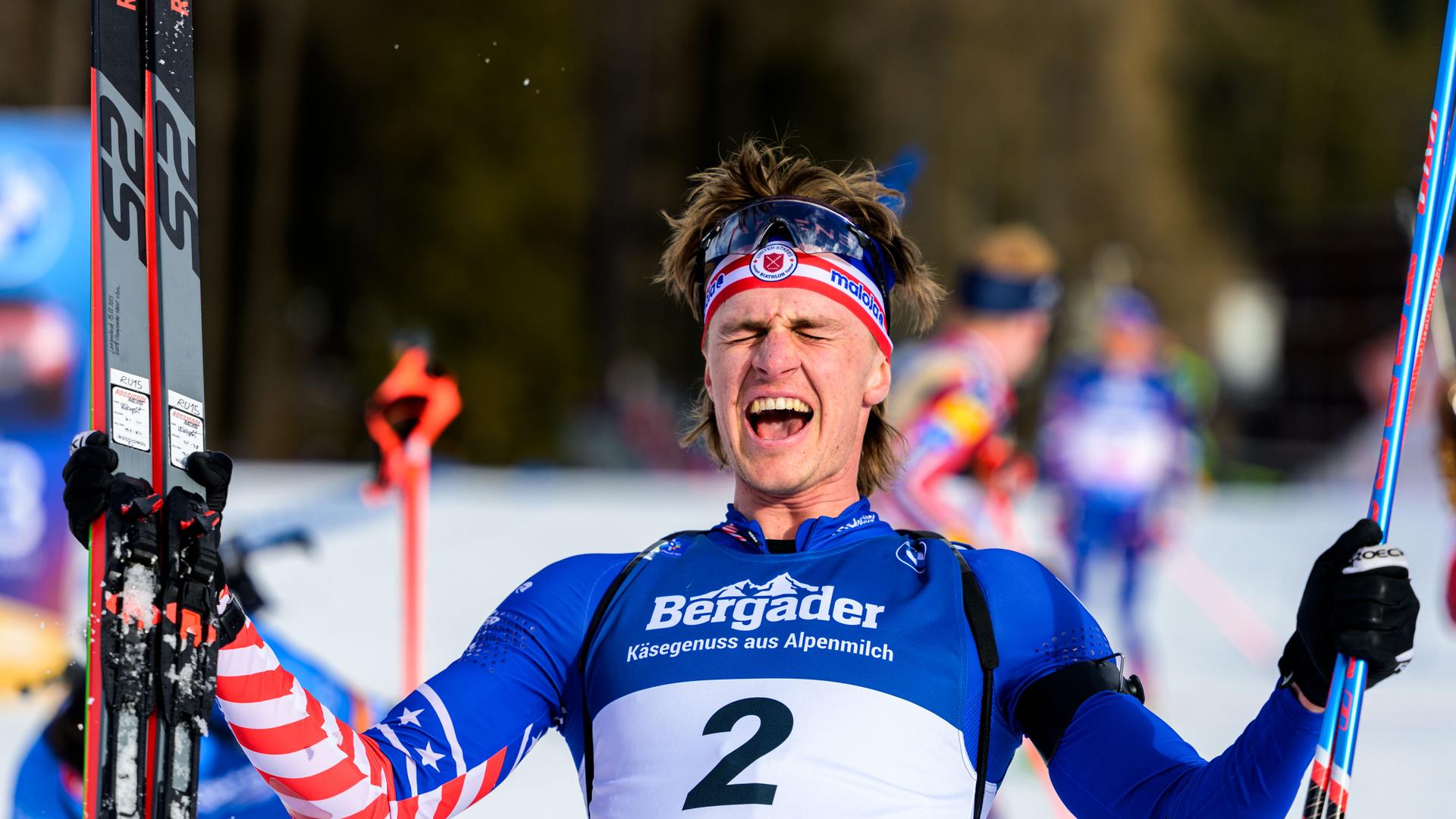 Campbell Wright feiert bei der Biathlon-WM in Lenzerheide im Ziel des Verfolgungsrennens den Gewinn der Silbermedaille