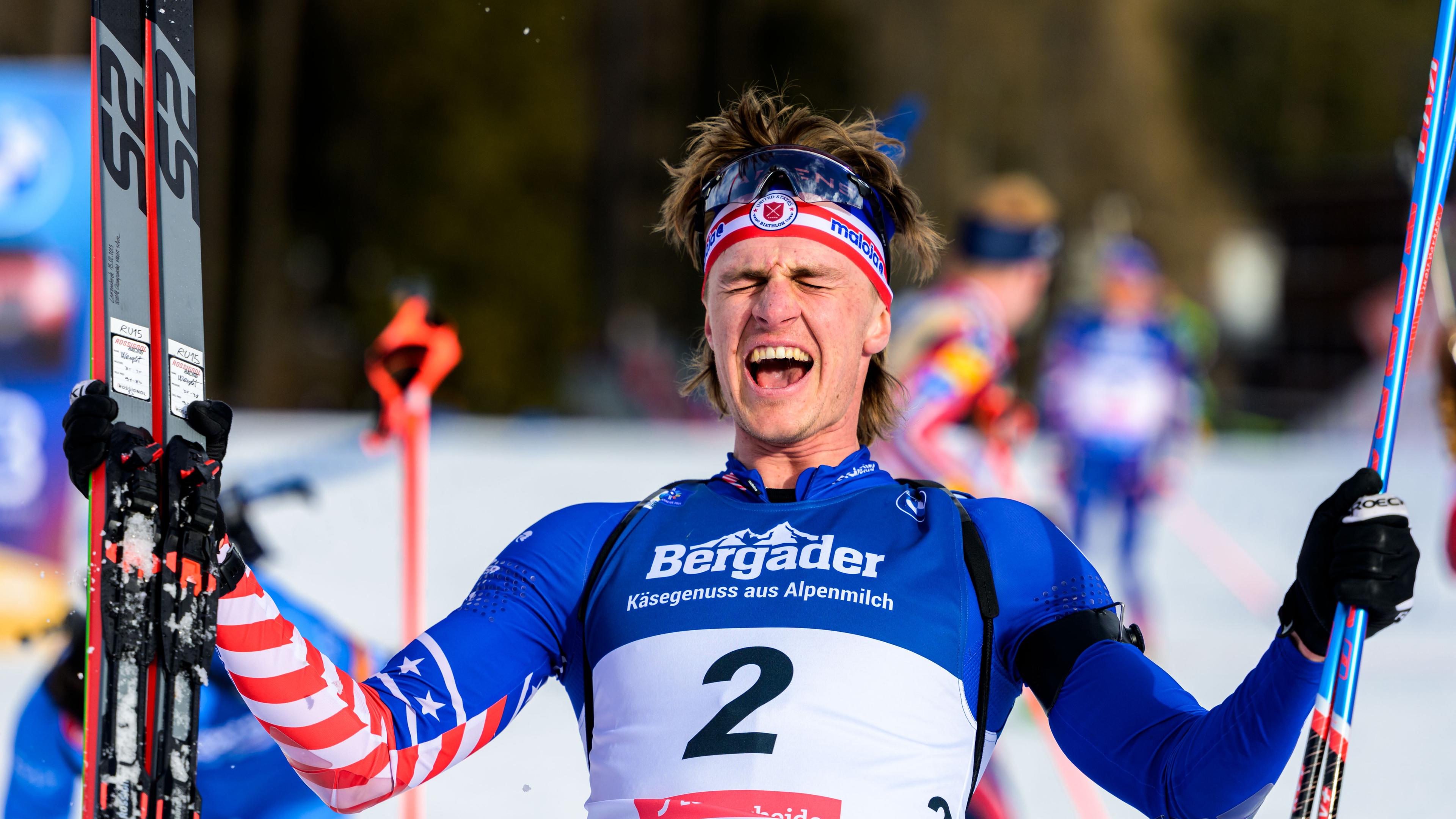 Campbell Wright feiert bei der Biathlon-WM in Lenzerheide im Ziel des Verfolgungsrennens den Gewinn der Silbermedaille