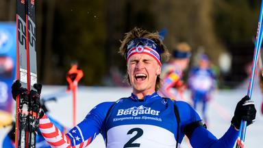 Campbell Wright feiert bei der Biathlon-WM in Lenzerheide im Ziel des Verfolgungsrennens den Gewinn der Silbermedaille
