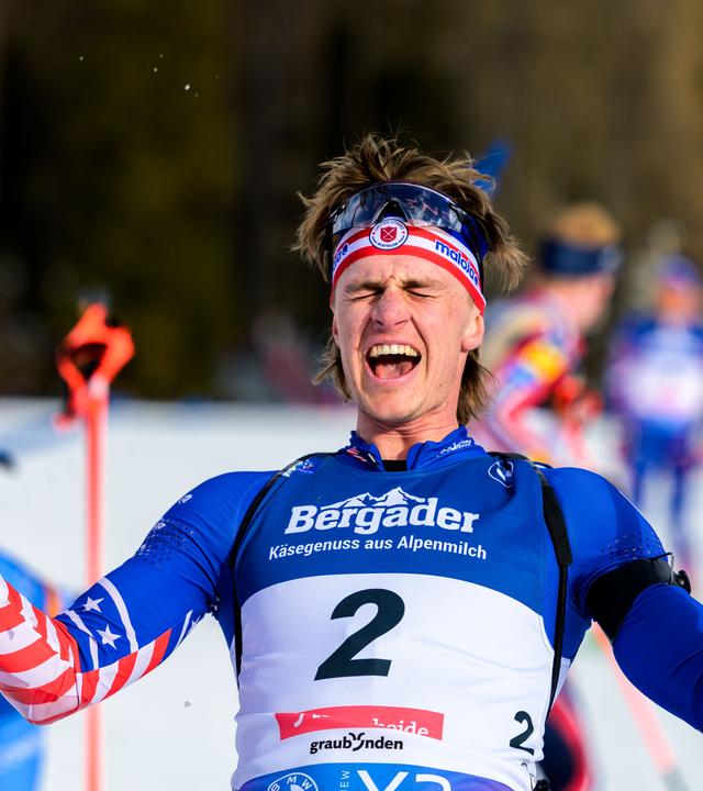 Campbell Wright feiert bei der Biathlon-WM in Lenzerheide im Ziel des Verfolgungsrennens den Gewinn der Silbermedaille