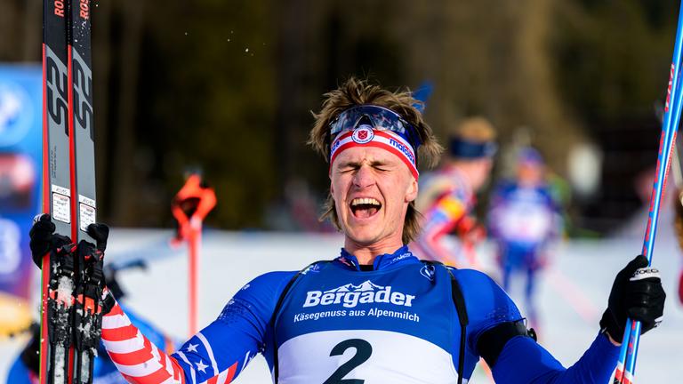 Campbell Wright feiert bei der Biathlon-WM in Lenzerheide im Ziel des Verfolgungsrennens den Gewinn der Silbermedaille