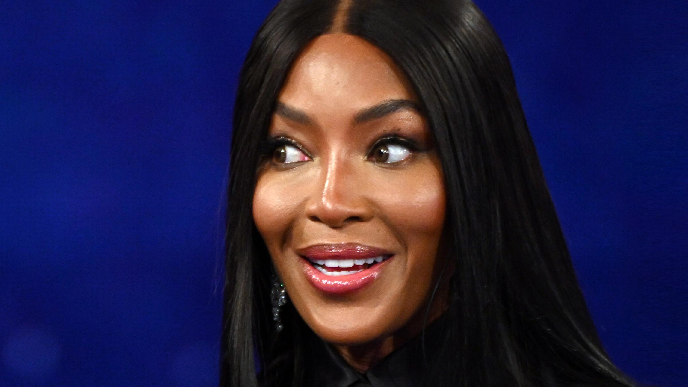 Naomi Campbell vor einem blauen Hintergrund