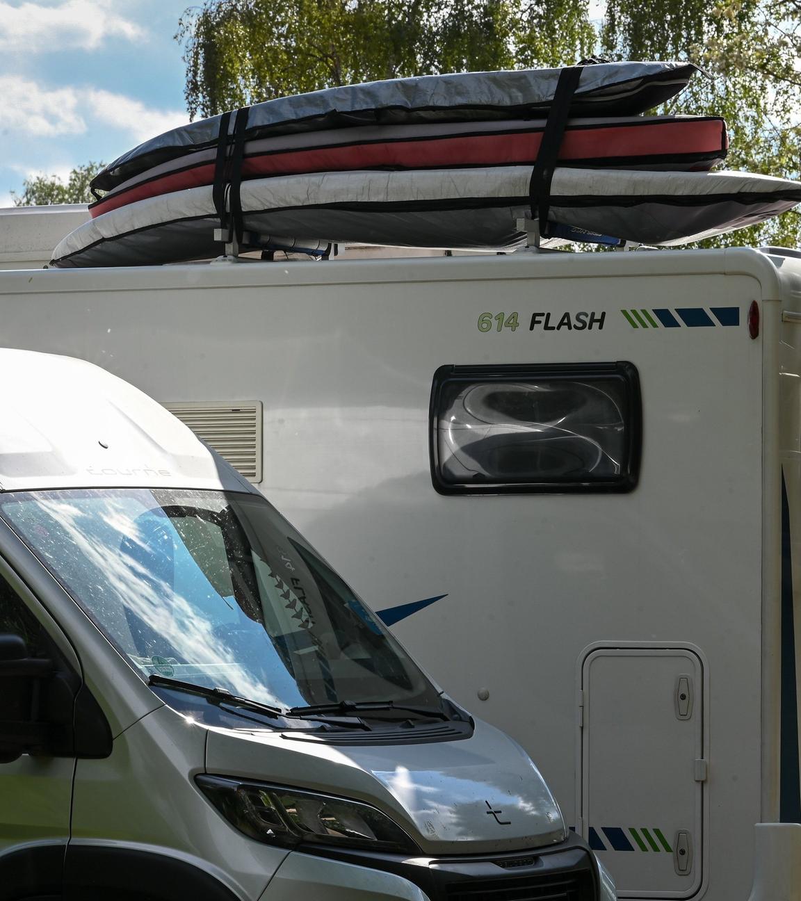 Ein Auto und ein Wohnwagen