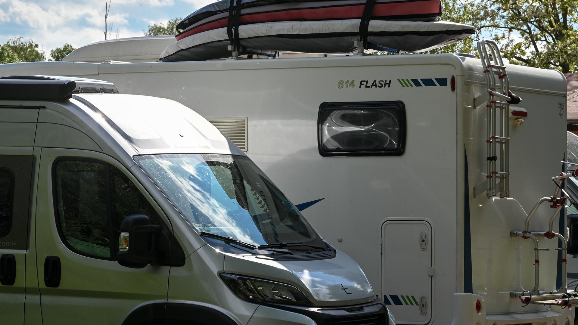 Ein Auto und ein Wohnwagen