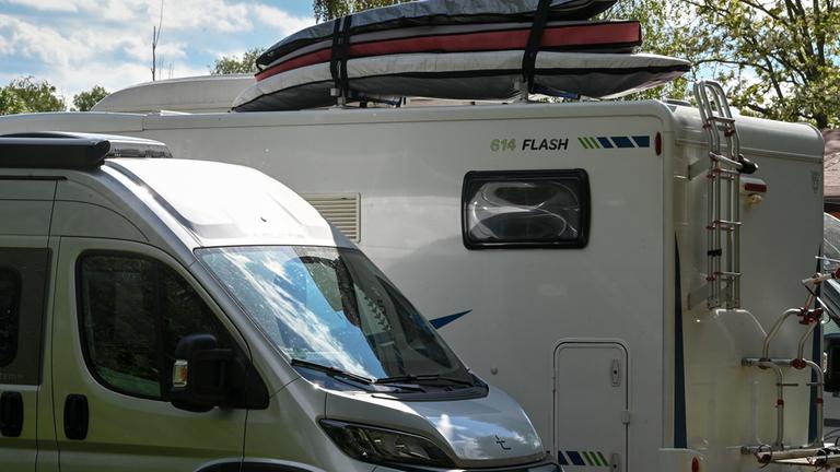 Ein Auto und ein Wohnwagen