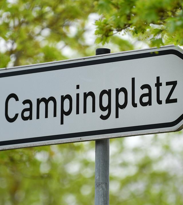 Ein Schild mit der Aufschrift "Campingplatz" als Wegweiser