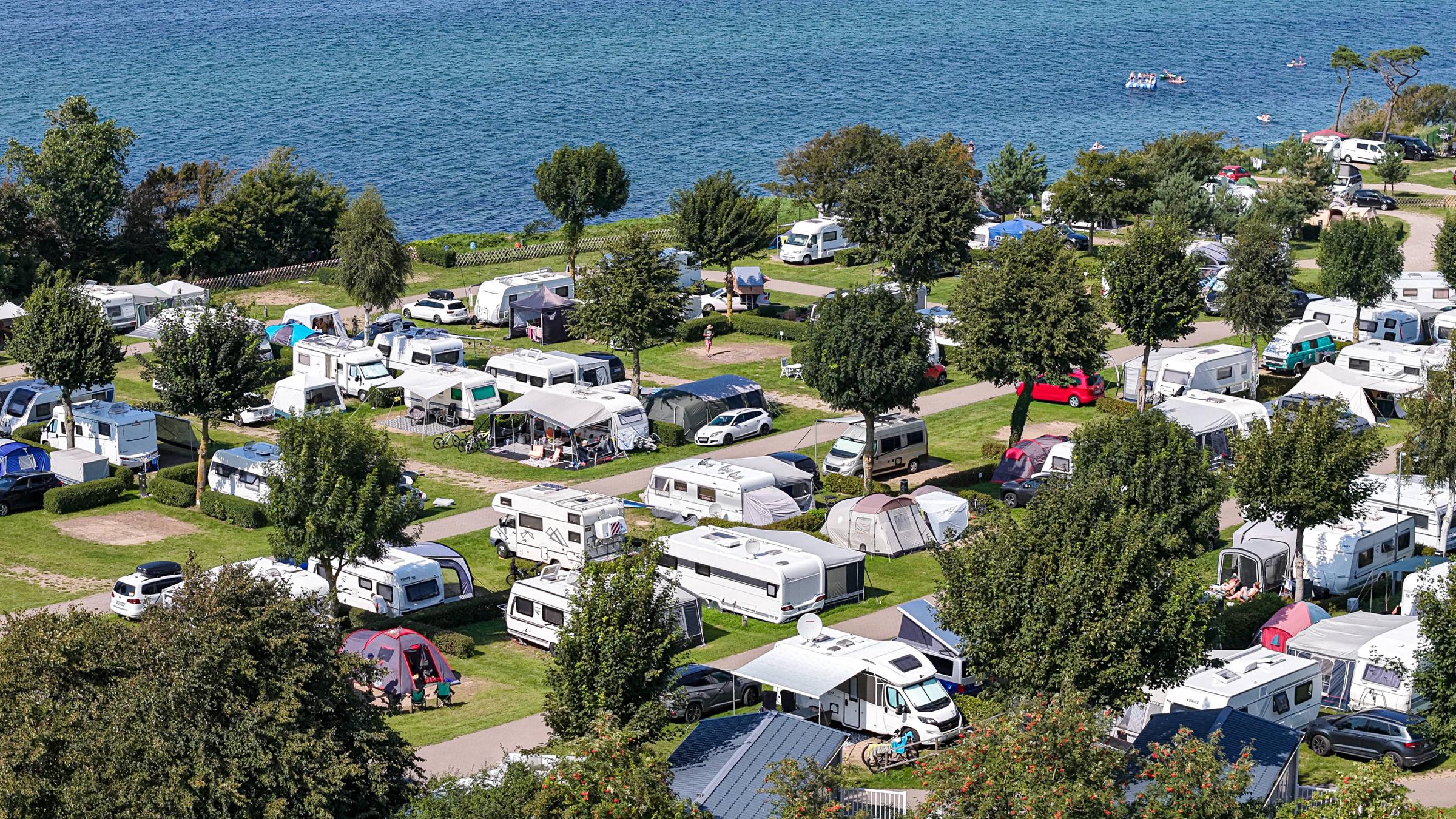 Das Luftbild zeigt den Campingplatz "Ostseecamp Seeblick" bei Rerik, Mecklenburg Vorpommern.