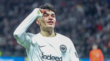 Eintrachts Can Uzun jubelt nach seinem Tor gegen Ferencvaros Budapest am 23.01.2025.