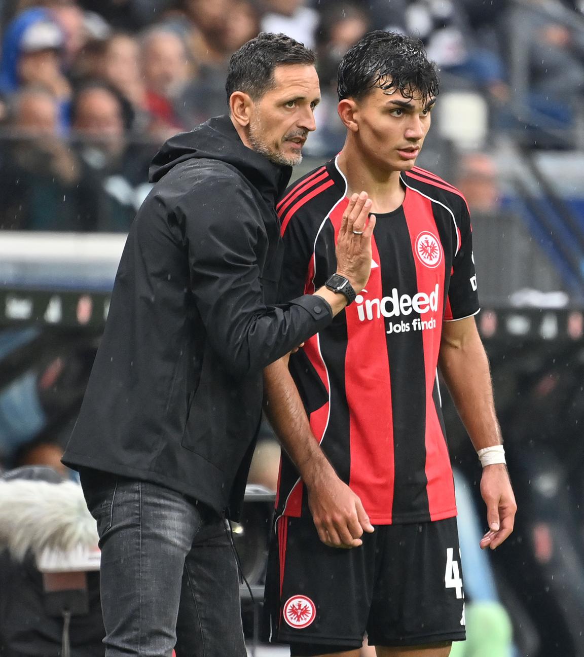 Dino Toppmöller (Trainer Eintracht Frankfurt) mit Can Uzun (Eintracht Frankfurt) gibt Anweisungen am 21.09.2025.