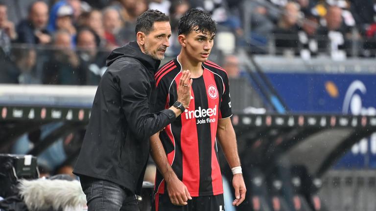 Dino Toppmöller (Trainer Eintracht Frankfurt) mit Can Uzun (Eintracht Frankfurt) gibt Anweisungen am 21.09.2025.