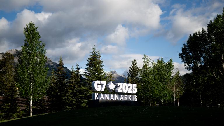 Ein Schild, das für den G7-Gipfel wirbt, ist am 14. Juni 2025 im International Media Centre auf dem Gelände des Banff Centre for Arts and Creativity in Banff, Kanada, abgebildet.