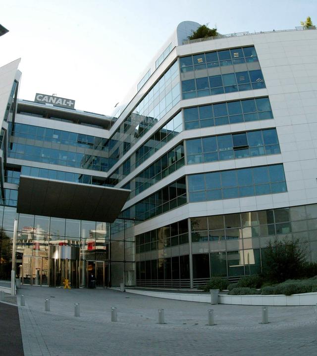 Modernes Bürogebäude, auf dem die Schrift Canal+ zu lesen ist.