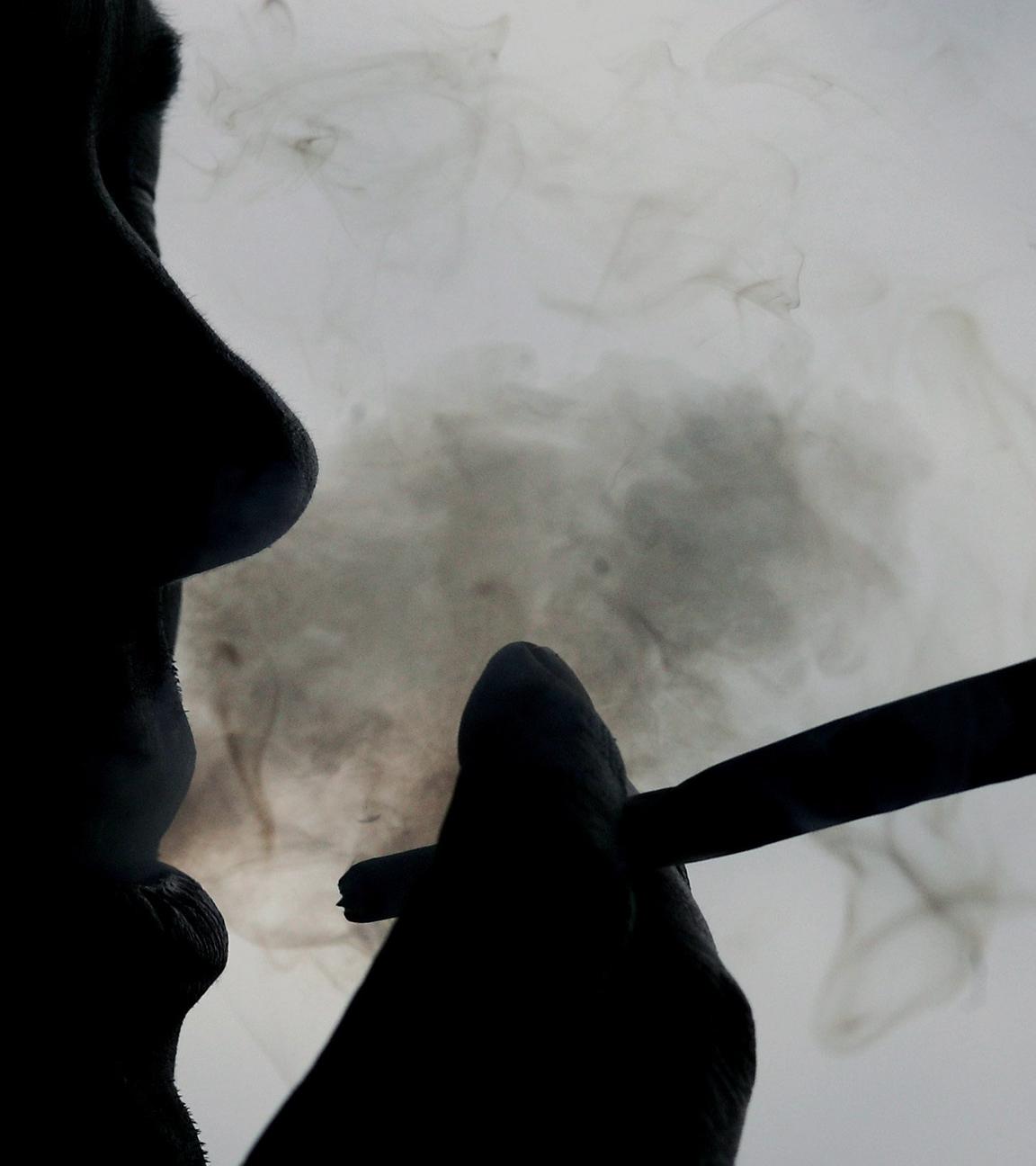 Ein Jugendlicher hält am 29.06.2004 in Cottbus (Brandenburg) einen Joint in der Hand. 