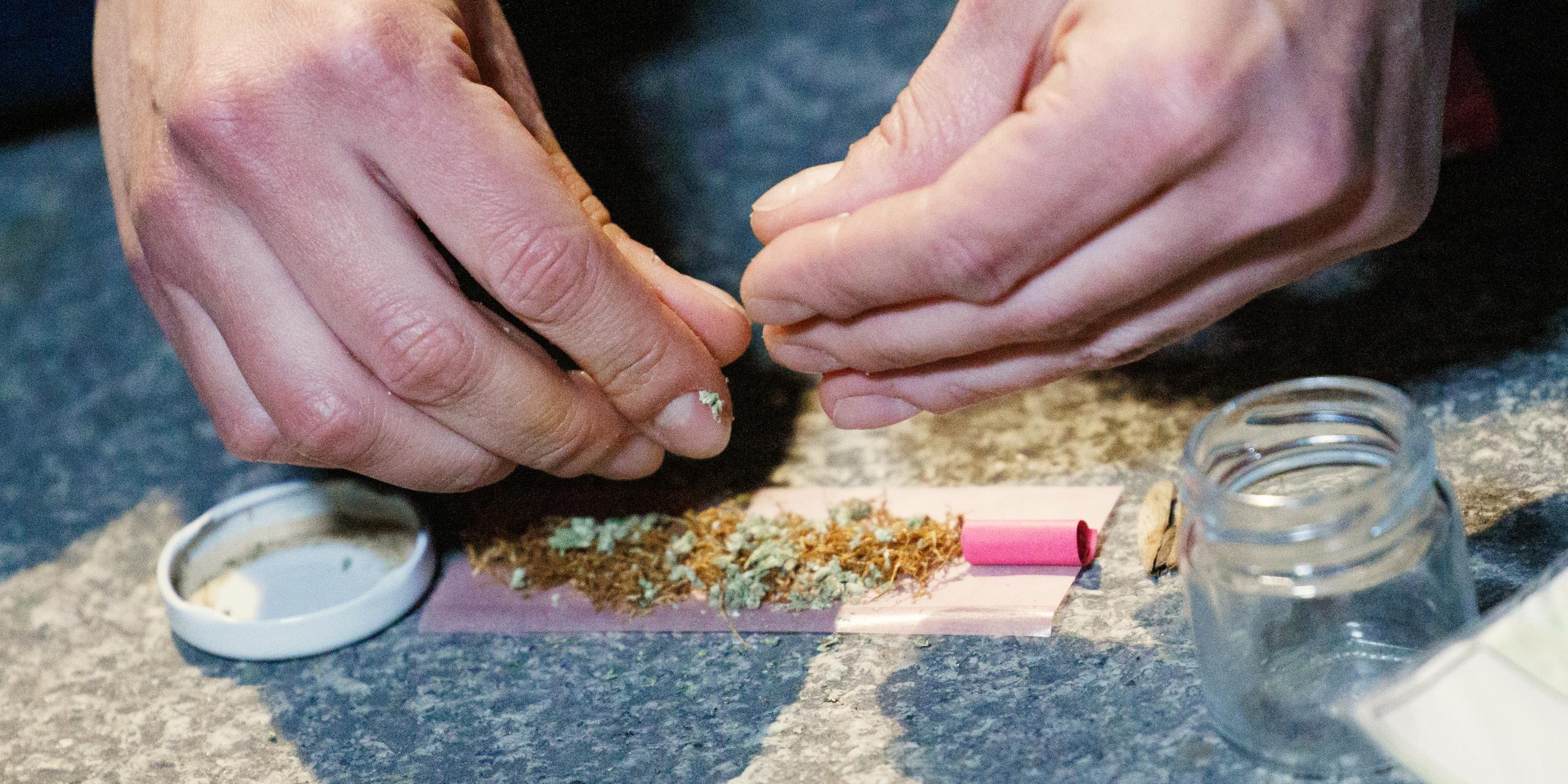 Konsument dreht sich einen Joint
