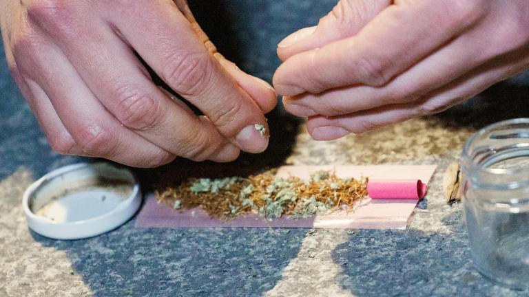 Konsument dreht sich einen Joint