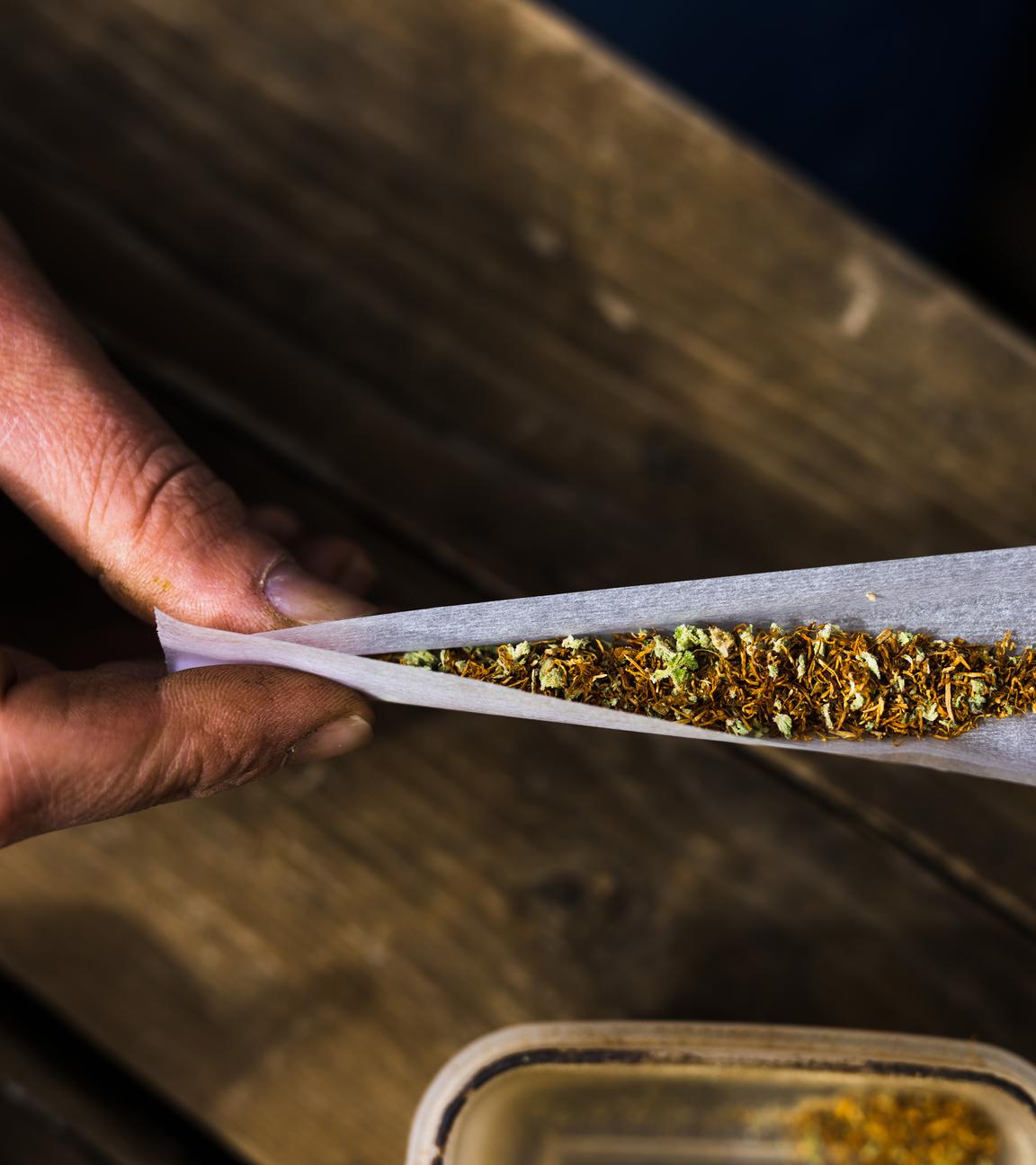 Ein Mann rollt einen Joint aus einer Mischung aus Tabak und Cannabis. Das Verbot von Cannabis hat nach einer Entscheidung des Bundesverfassungsgerichtes Bestand. 