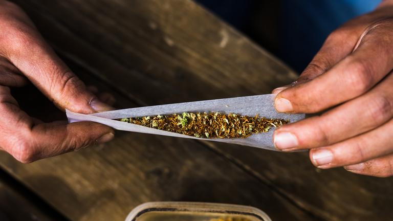 Ein Mann rollt einen Joint aus einer Mischung aus Tabak und Cannabis. Das Verbot von Cannabis hat nach einer Entscheidung des Bundesverfassungsgerichtes Bestand. 