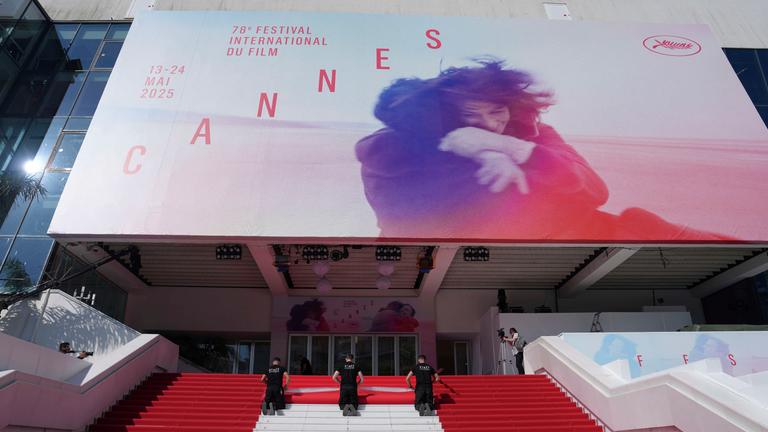 Crewmitglieder verlegen den roten Teppich im Palais des Festivals vor der Eröffnungszeremonie der 78. Internationalen Filmfestspiele in Cannes.
