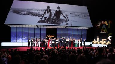 Die Preisträger posieren in Cannes, am Ende der Abschlusszeremonie der 79. Ausgabe der Filmfestspiele von Cannes mit ihren Auszeichnungen auf der Bühne.