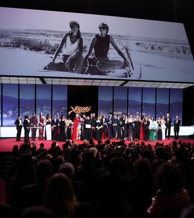 Die Preisträger posieren in Cannes, am Ende der Abschlusszeremonie der 79. Ausgabe der Filmfestspiele von Cannes mit ihren Auszeichnungen auf der Bühne.