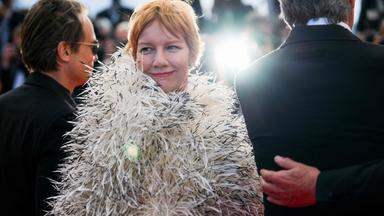 Schauspielerin Sandra Hüller wird in Cannes auf dem roten Teppich in glamouröser Robe fotografiert.