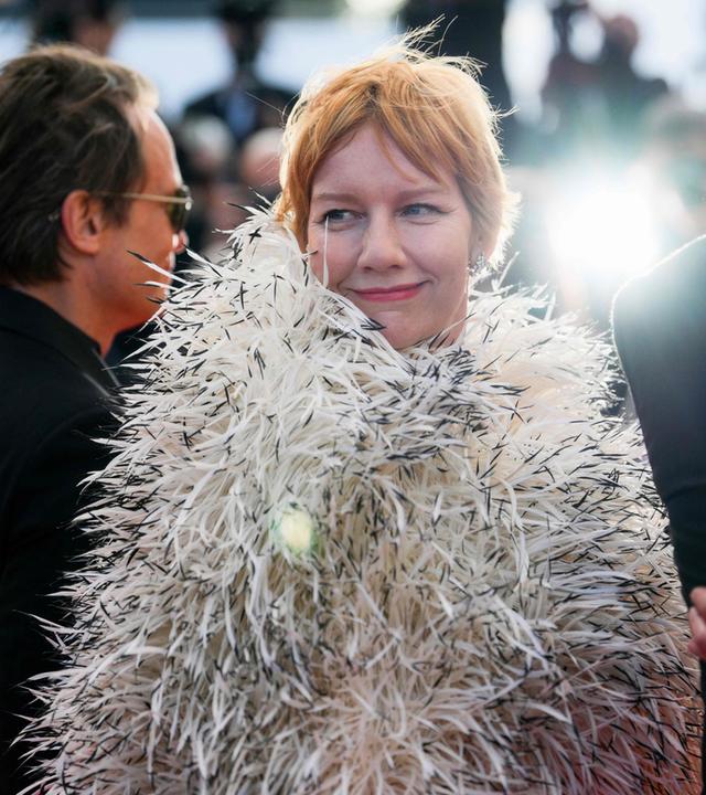 Schauspielerin Sandra Hüller wird in Cannes auf dem roten Teppich in glamouröser Robe fotografiert.