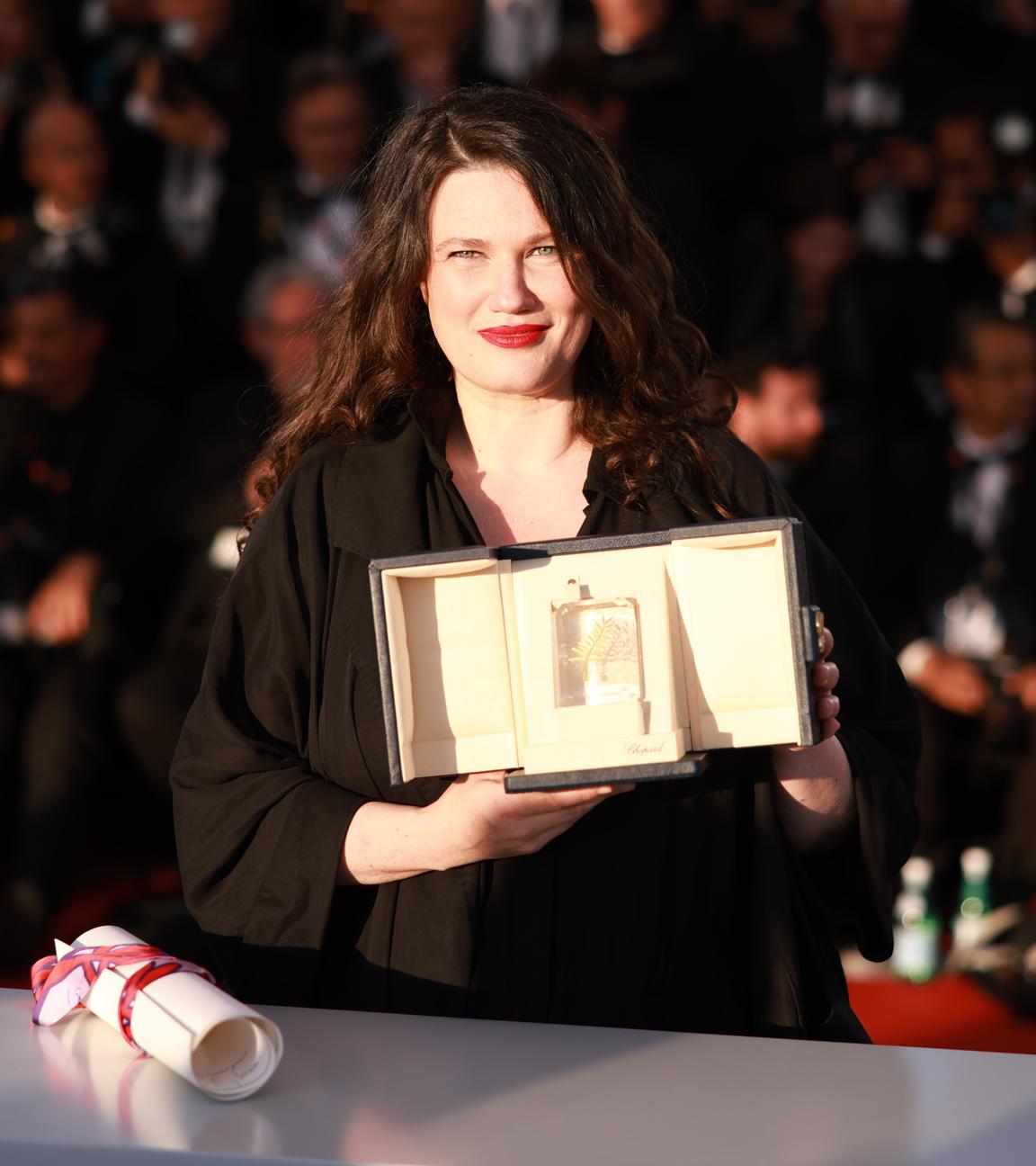 regisseurin Mascha Schilinskis posiert in Cannes mit dem Preis der Jury für "In die Sonne schauen"