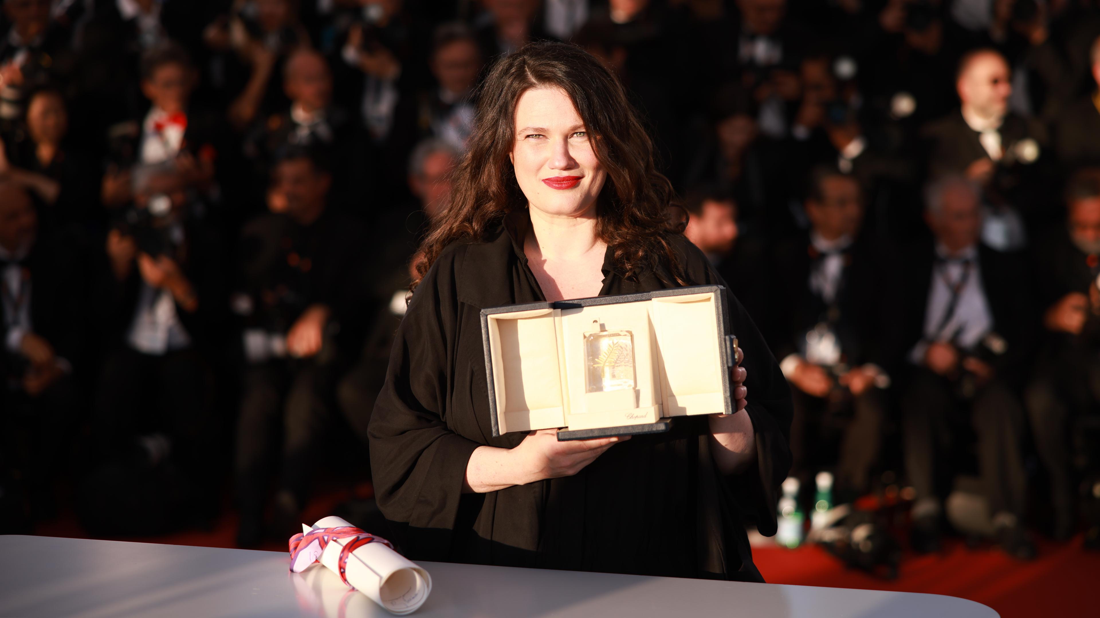 regisseurin Mascha Schilinskis posiert in Cannes mit dem Preis der Jury für "In die Sonne schauen"
