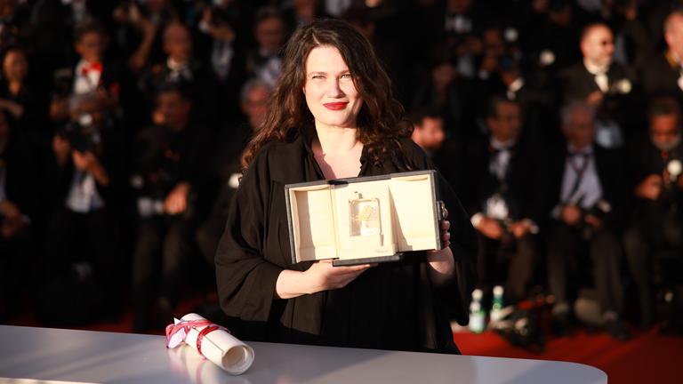 regisseurin Mascha Schilinskis posiert in Cannes mit dem Preis der Jury für "In die Sonne schauen"