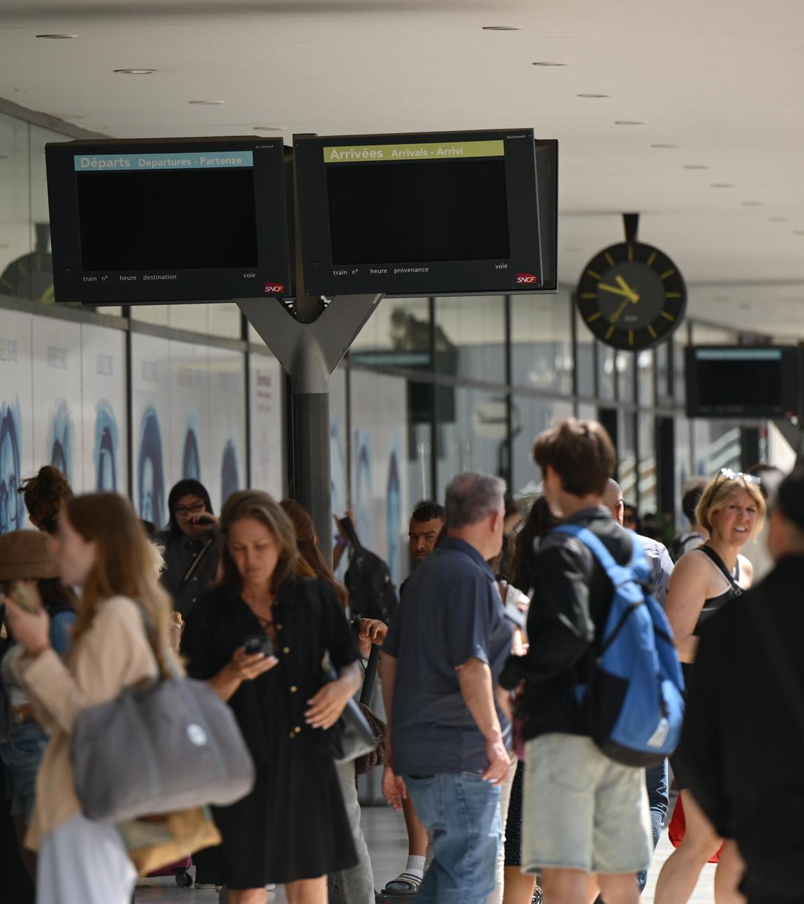Menschen warten auf dem Bahnhof, nachdem die örtlichen Behörden in Alpes-Maritimes, einschließlich Cannes, wo derzeit die 78. Filmfestspiele stattfinden, am 24. Mai 2025 einen erheblichen Stromausfall gemeldet haben. 