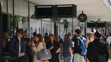 Menschen warten auf dem Bahnhof, nachdem die örtlichen Behörden in Alpes-Maritimes, einschließlich Cannes, wo derzeit die 78. Filmfestspiele stattfinden, am 24. Mai 2025 einen erheblichen Stromausfall gemeldet haben. 