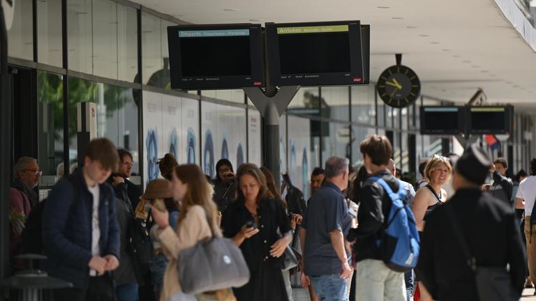 Menschen warten auf dem Bahnhof, nachdem die örtlichen Behörden in Alpes-Maritimes, einschließlich Cannes, wo derzeit die 78. Filmfestspiele stattfinden, am 24. Mai 2025 einen erheblichen Stromausfall gemeldet haben. 