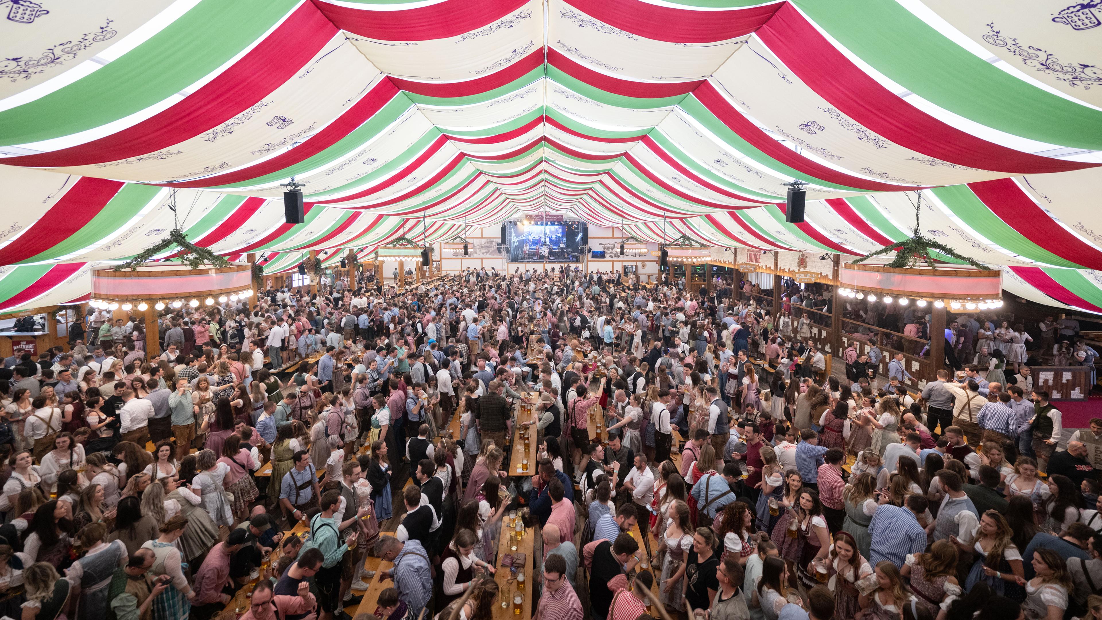Das Innere eines Festzeltes beim Stuttgarter Frühlingsfest.