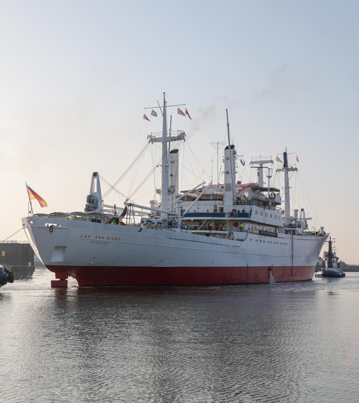 Das Museumsschiff "Cap San Diego" wird von zwei Schleppern an die Westkaje des Kaiserhafens in Bremerhaven bugsiert.