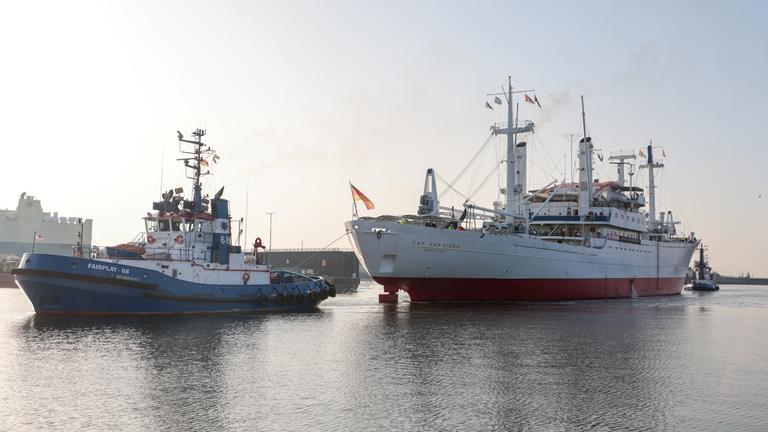 Das Museumsschiff "Cap San Diego" wird von zwei Schleppern an die Westkaje des Kaiserhafens in Bremerhaven bugsiert.