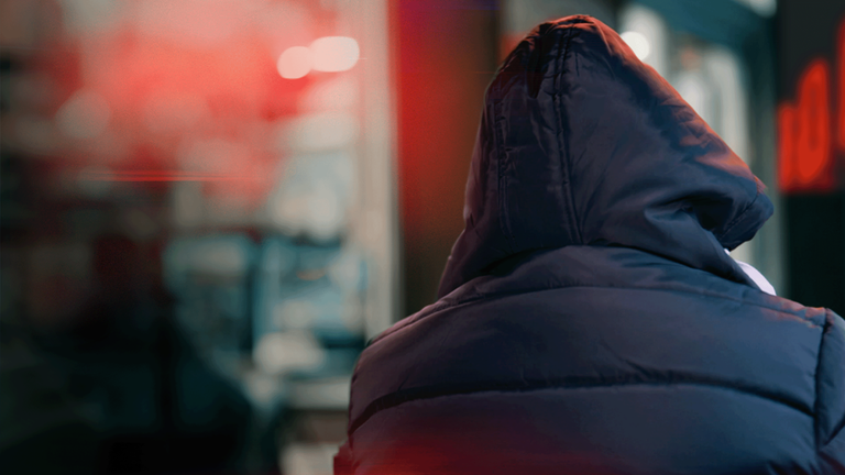 Rückenansicht einer Person mit Kapuze