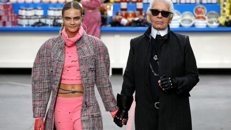 Cara Delevingne mit Karl Lagerfeld 2014