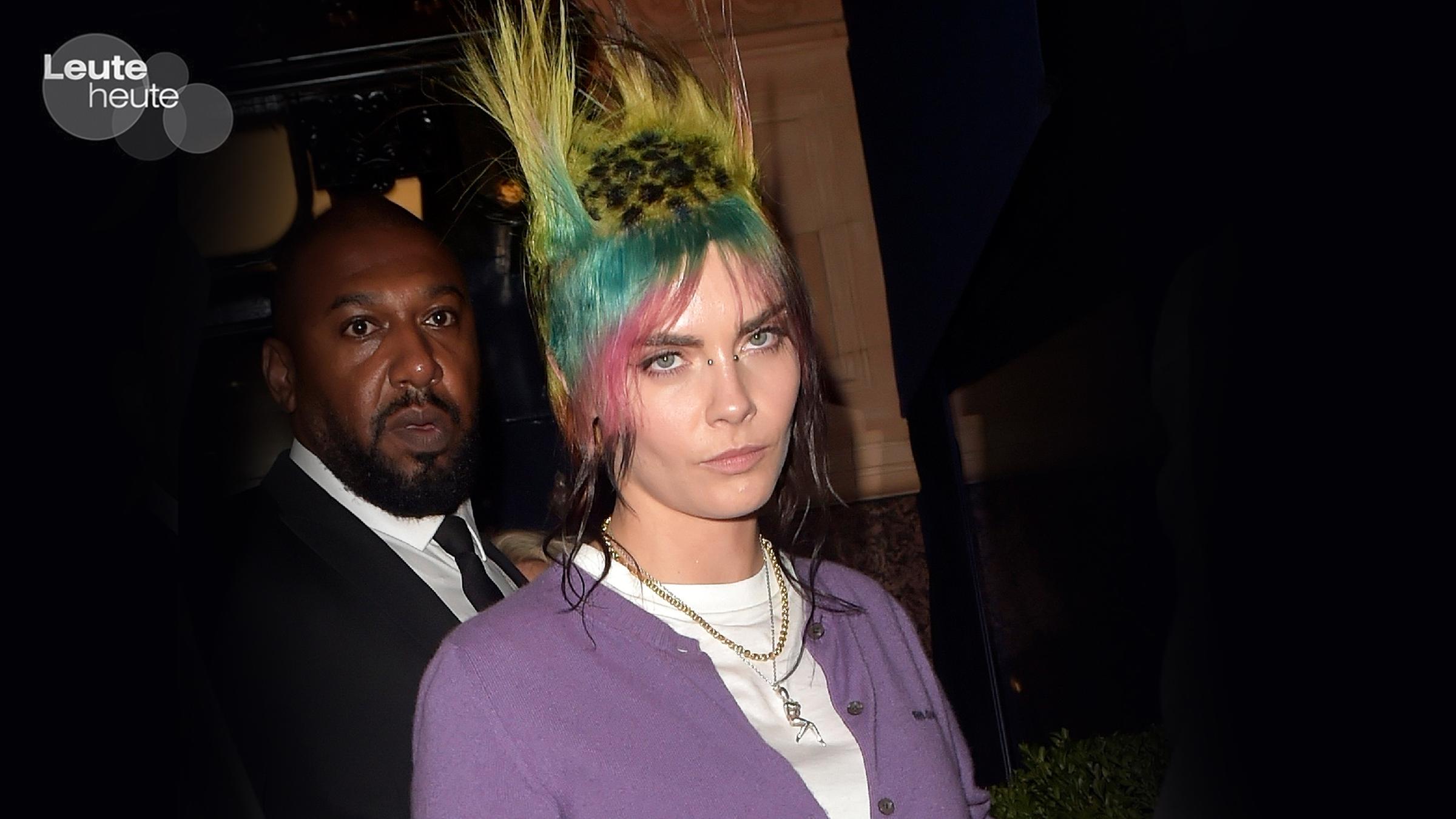 Das Model Cara Delevingne zeigt bei der Londoner Fashion Week ihren Irokesen-Look.