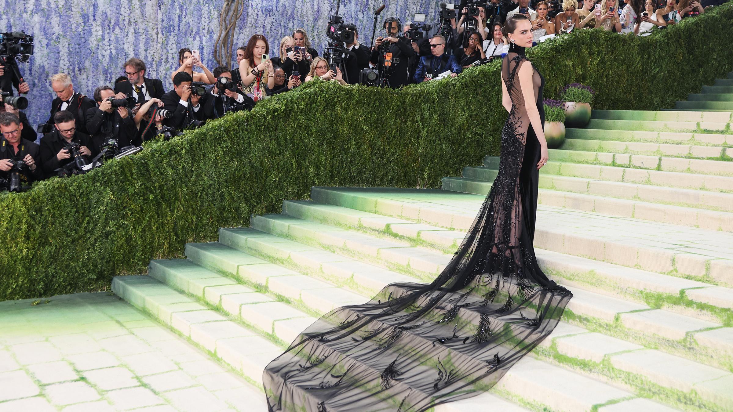 Das britische Model Cara Delevingne posiert auf dem roten Teppich der Met Gala 2026.