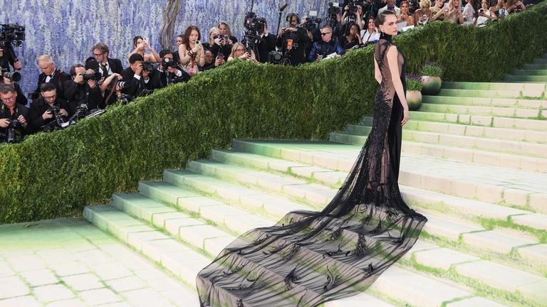 Das britische Model Cara Delevingne posiert auf dem roten Teppich der Met Gala 2026.