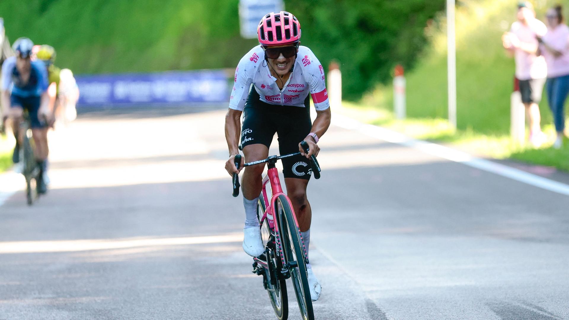 Richard Carapaz auf der 16.Etappe des Giro im Wiegetritt.