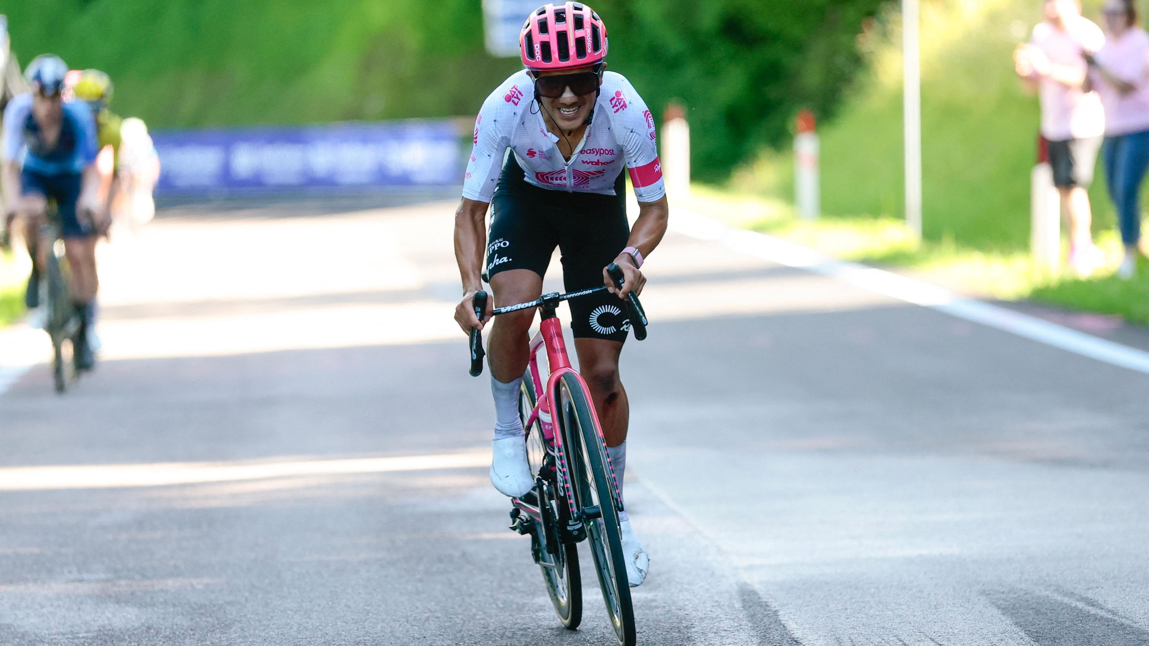 Richard Carapaz auf der 16.Etappe des Giro im Wiegetritt.