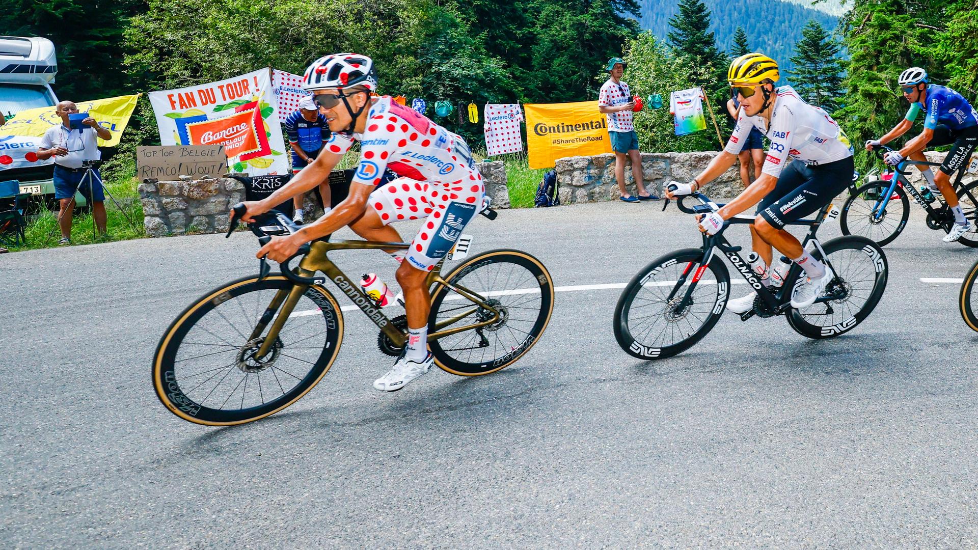Tour de France 2024, 20. Etappe: Richard Carapaz im Bergtrikot vor Marc Soler