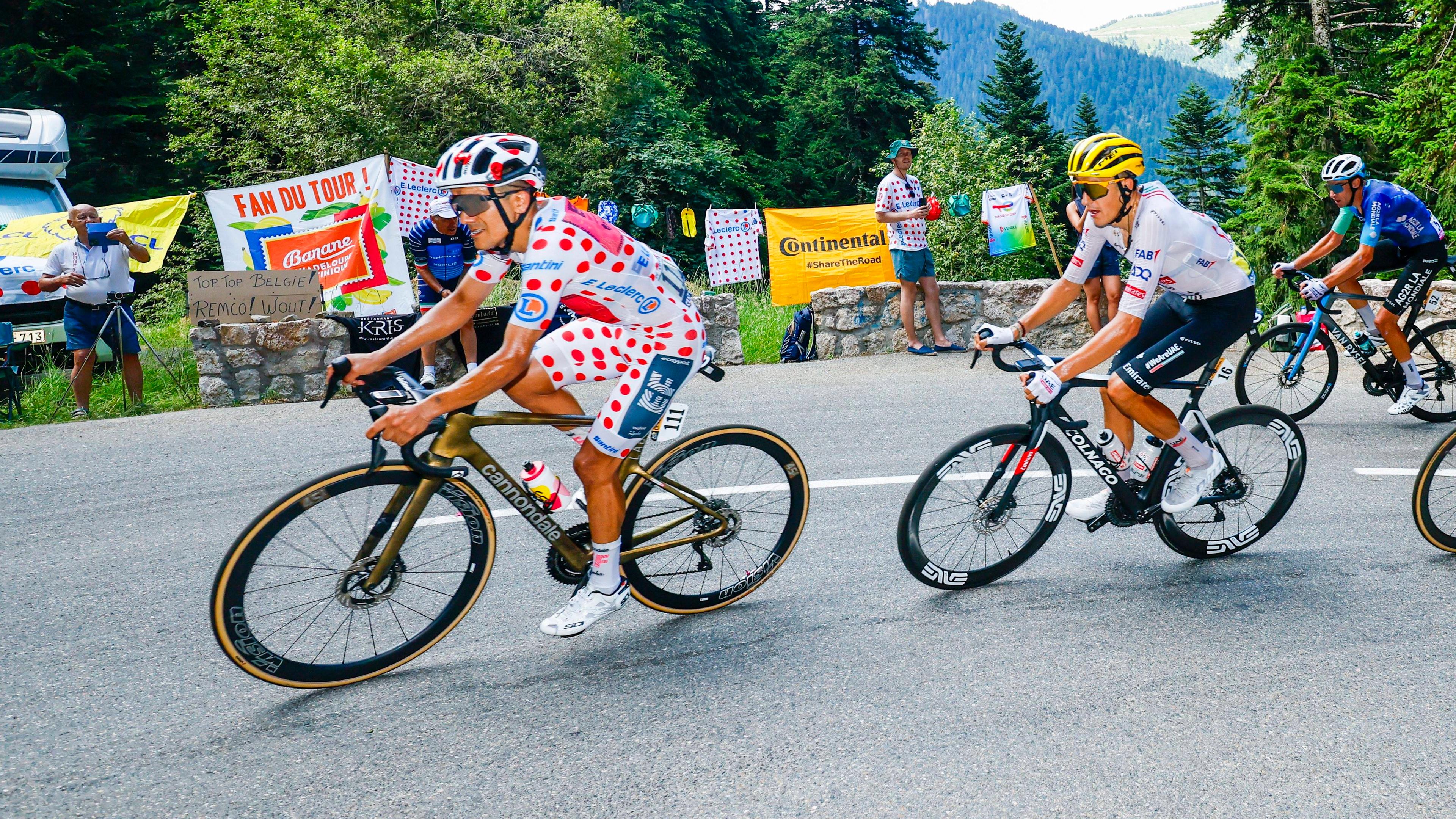 Tour de France 2024, 20. Etappe: Richard Carapaz im Bergtrikot vor Marc Soler