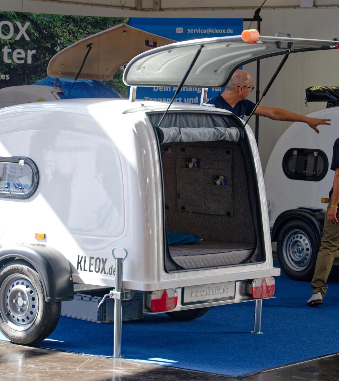 Besucher betrachten beim «Caravan Salon - Messe für Caravaning, Camping und Outdoor-Tourismus» den Campinganhänger Shelter von Kleox. Bis zum 7 . September zeigen mehr als 810 Aussteller in 15 Messehallen und auf dem Freigelände das Angebot der Branche. (zu dpa: «Wenn der Schlafplatz mitfährt: Caravan Salon zeigt Neuheiten») 